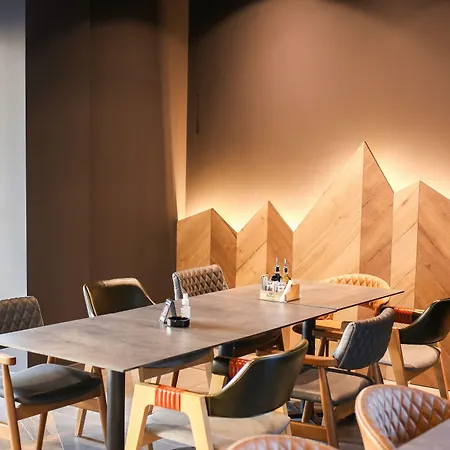 Royal Mountain 酒店